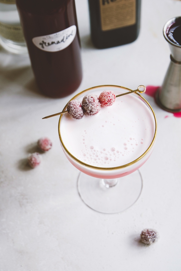 the clover club cocktail | how to make your own grenadine | holly & flora #cocktails #drinks