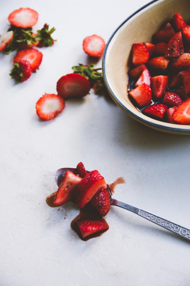 port-soaked strawberry spritzes | holly & flora #cocktails #spritzes #strawberries