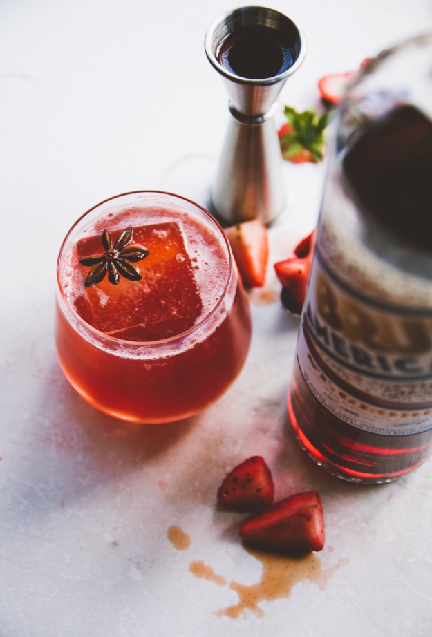 port-soaked strawberry spritzes | holly & flora #cocktails #spritzes #strawberries